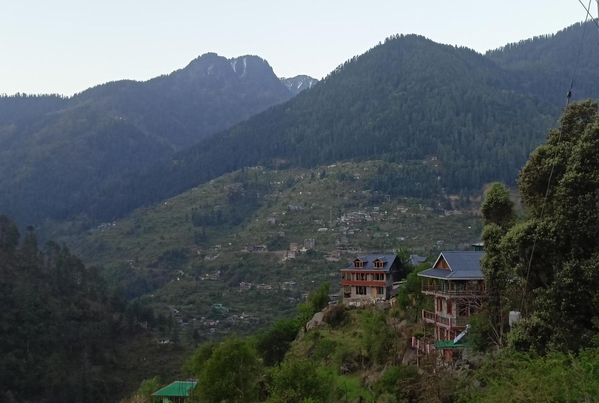 Tirthan Hilltop Home Stay Banjār エクステリア 写真
