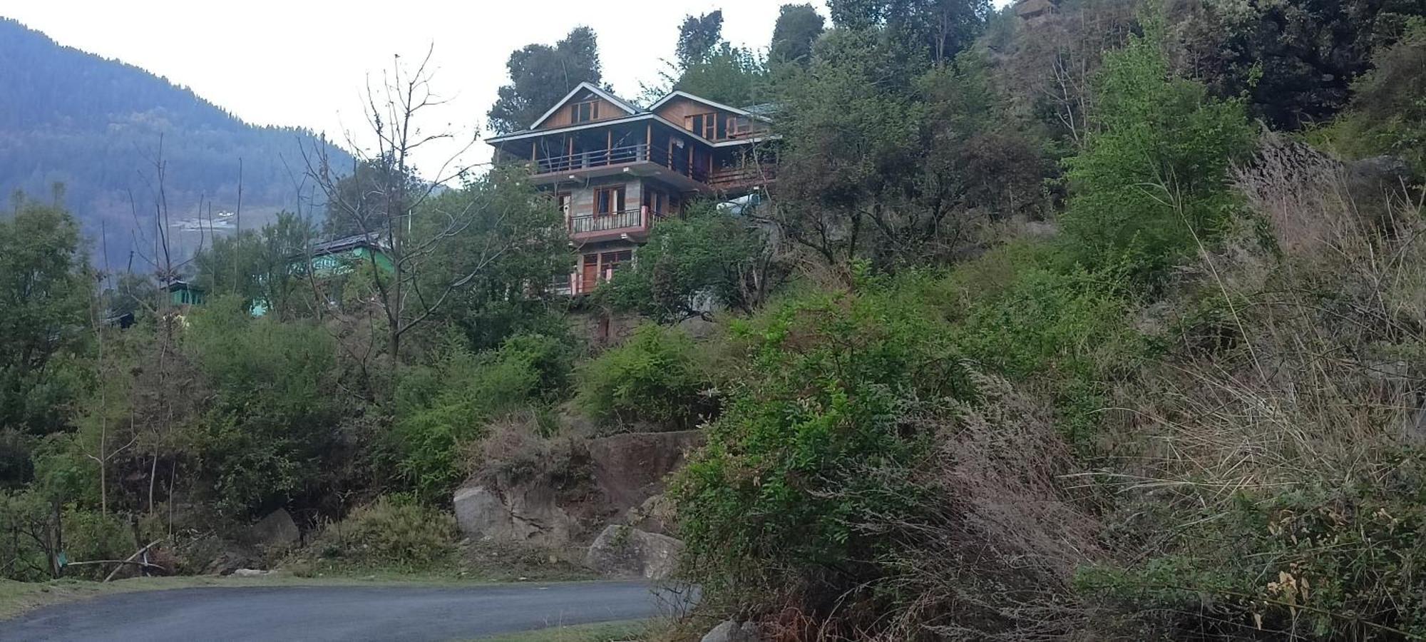 Tirthan Hilltop Home Stay Banjār エクステリア 写真