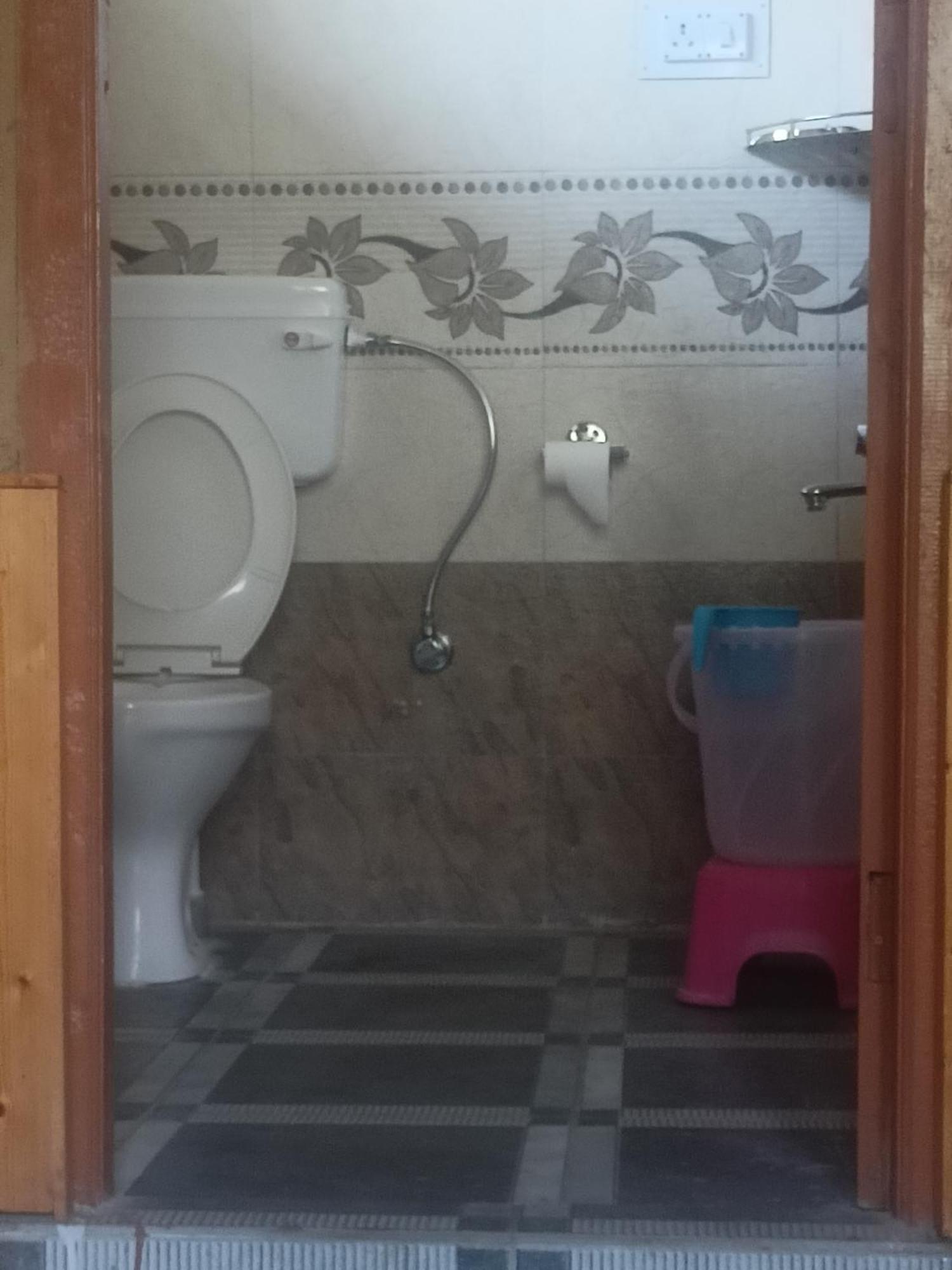 Tirthan Hilltop Home Stay Banjār エクステリア 写真