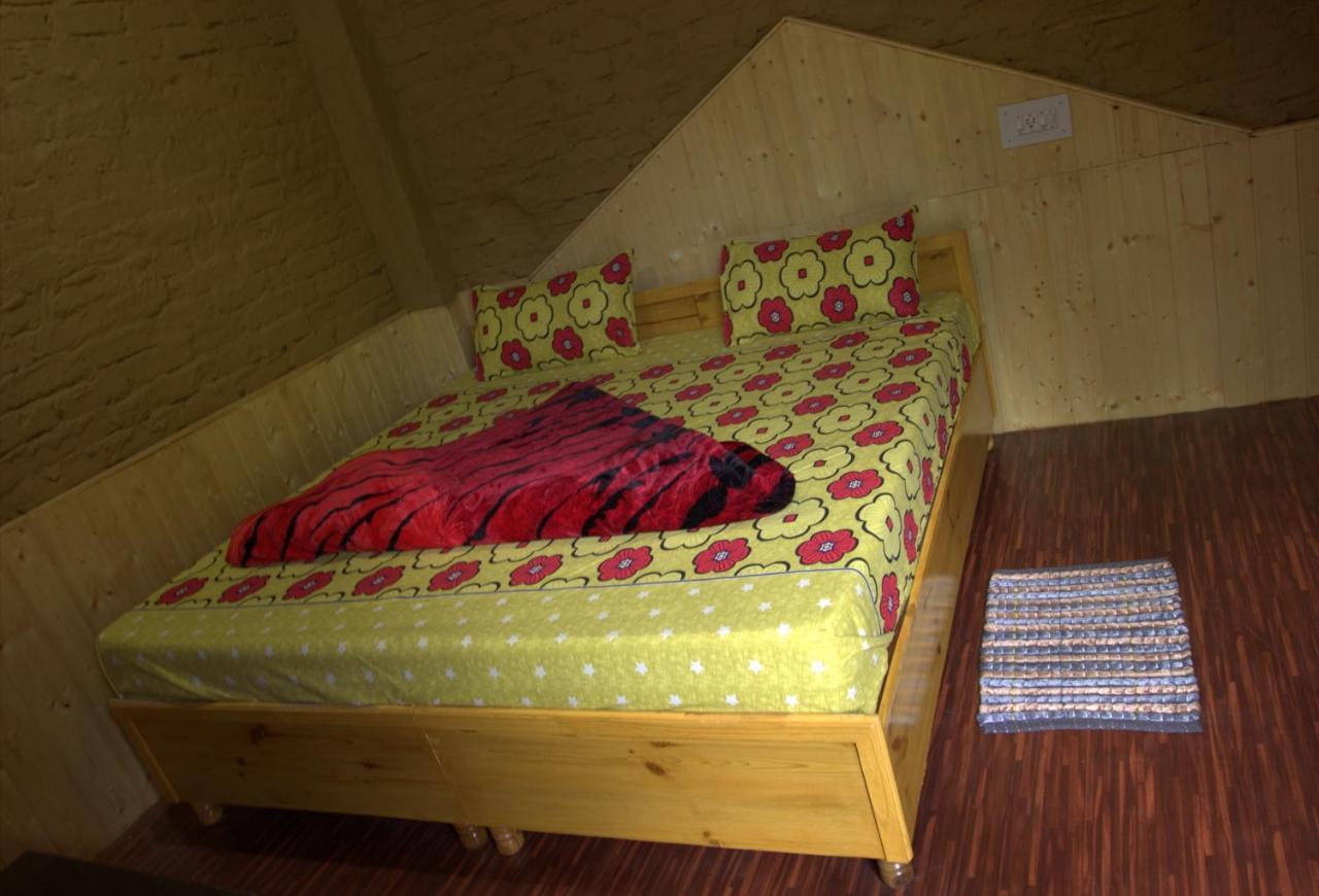 Tirthan Hilltop Home Stay Banjār エクステリア 写真